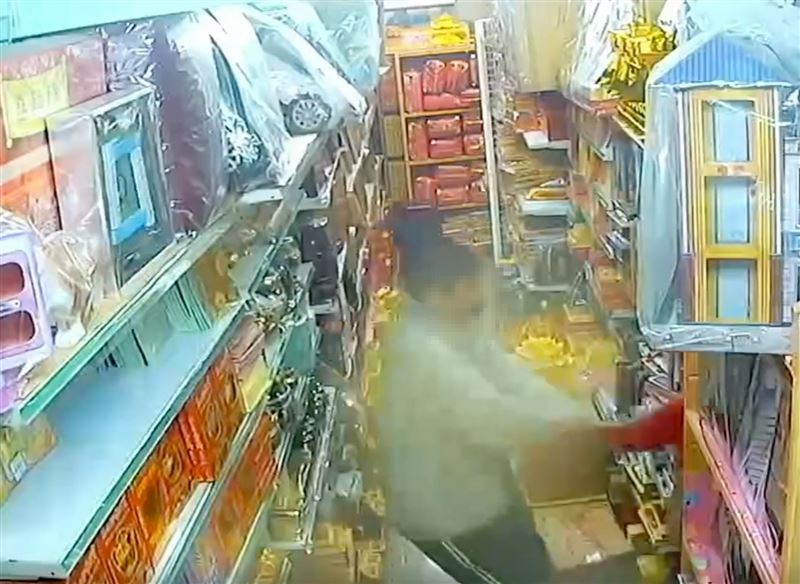 灰衣男和黑衣男聯手。(圖/翻攝自Threads)