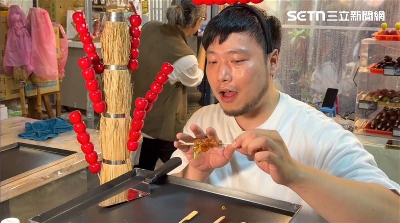 艾倫認為烏魚子糖葫蘆是他心中第一名。(圖/記者林昱孜攝影)