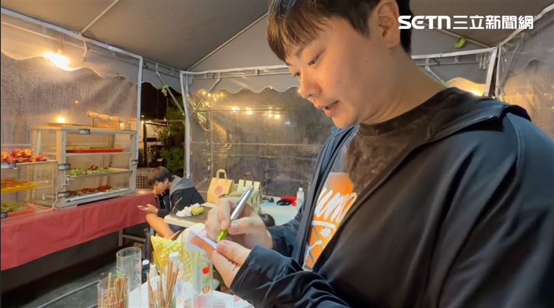 「吃飯兄弟」艾里斯負責計算,哥哥一共吃了44串。(圖/記者林昱孜攝影)