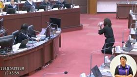 陳麗娜近期為仁武區違建案槓上市府，在議會質詢時向市長陳其邁下跪陳情，要求道歉。（圖／翻攝高雄市議會網站）