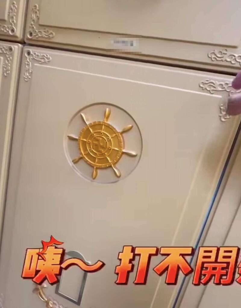 彰化市第二納骨塔櫃鎖住，民眾抱怨看不到親人骨灰罈，變「盲拜」。（圖／翻攝陳文賓臉書）