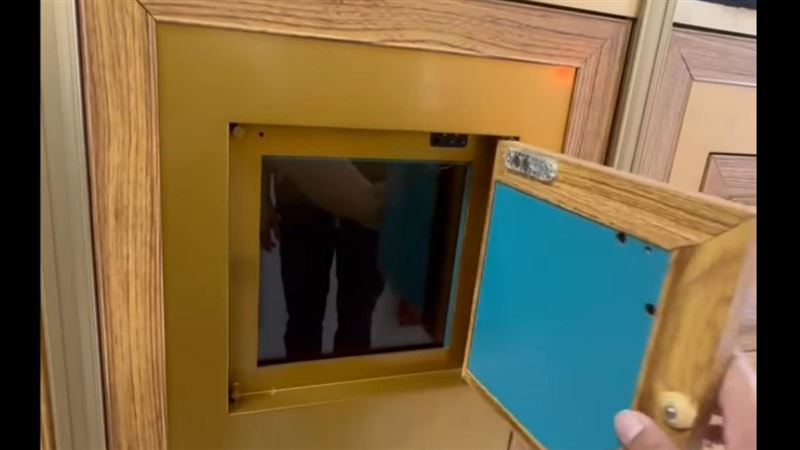 陳文賓建議塔位改成子母門，民眾掃墓時只要打開子門，隔著透明玻璃就能看骨灰罈。（圖／翻攝陳文賓臉書）