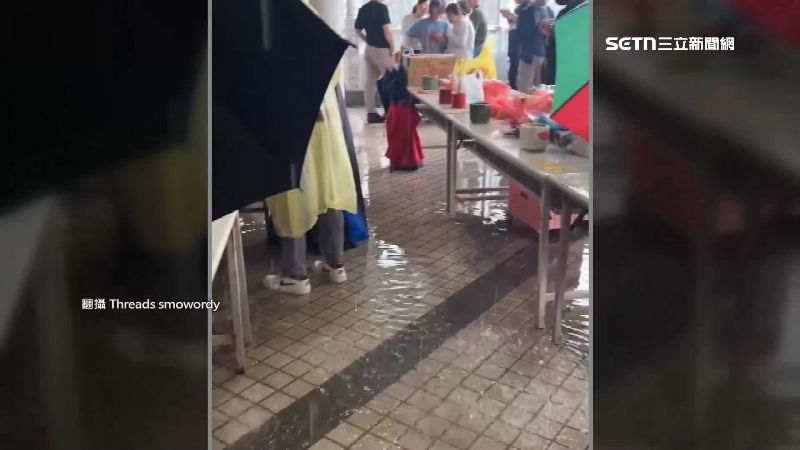 草屯鎮納骨塔祭祀區漏水　民眾冒雨祭祖