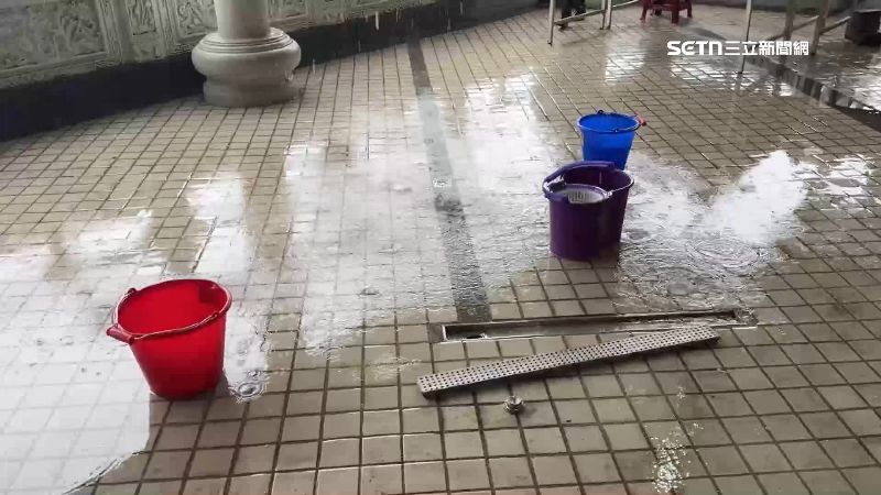 因為地面積水嚴重，民眾得繞道而行