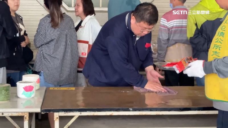 工作人員不斷擦拭桌面積水