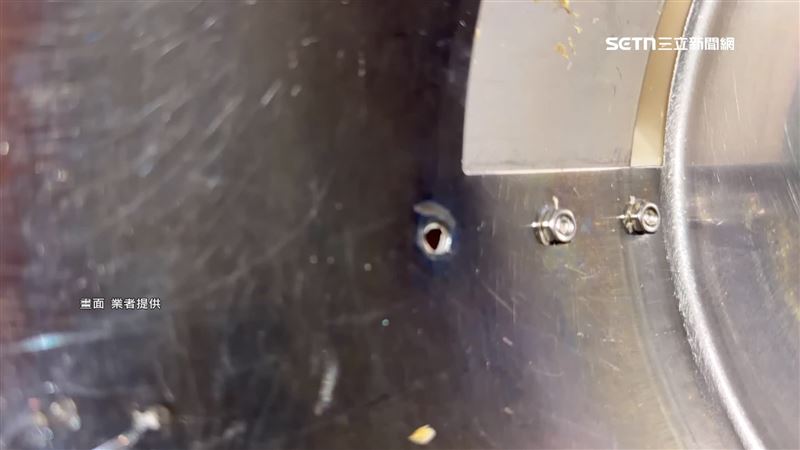 業者檢查切高麗菜機器,多了個洞,疑似在拆洗後螺帽沒鎖緊鬆脫,掉進水餃餡料中