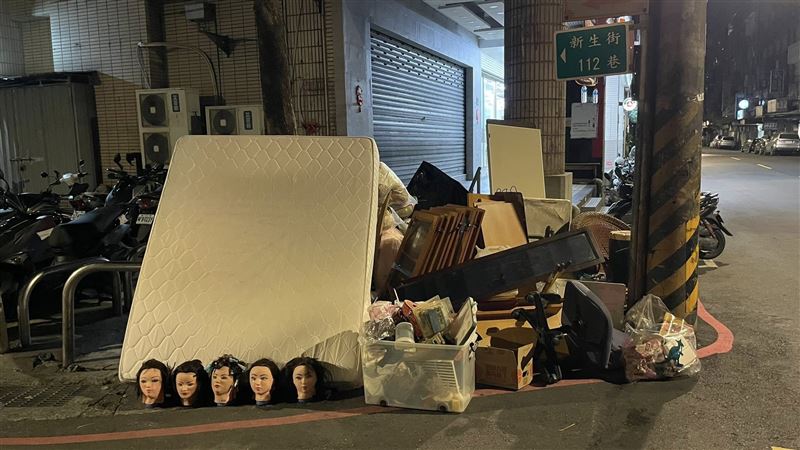 網友在新北中和巷弄內,發現「5顆假人頭」在地上。(圖/翻攝自臉書社團「拾荒」,原PO授權)