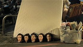 網友在新北中和巷弄內，發現「5顆假人頭」在地上。（圖／翻攝自臉書社團「拾荒」，原PO授權）