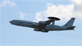 美軍E-3預警機美國與阿拉伯官員表示，沙烏地阿拉伯蘇爾坦王子空軍基地27日遭空襲，一架美軍E-3「哨兵」（Sentry）空中預警機受損。圖為之前攝於琉球嘉手納基地的E-3同型機。中央社記者陳亦偉攝  115年3月29日
