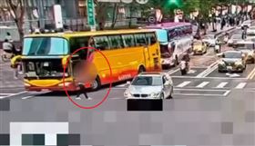 一名吳姓男子昨日在信義商圈闖紅燈未走行人穿越道，遭警攔下後竟爆罵，與警方僵持，但最後仍被開罰500元。（圖／翻攝畫面）