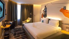 有南部網友發文抱怨，遠到北部旅遊住景觀房卻看不到美景，直言「國旅真的好貴」，引發網友熱議。（示意圖／Pexels）