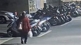 街頭違規意外曝光女抱走招財豬爽花7000元全都錄。（圖／翻攝畫面）