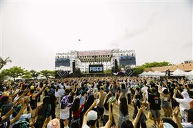 台灣祭第二天熱力開唱！「南方大唱」冠軍誕生。周春米與樂迷一同感受聽團魅力。（圖／屏東縣政府提供）