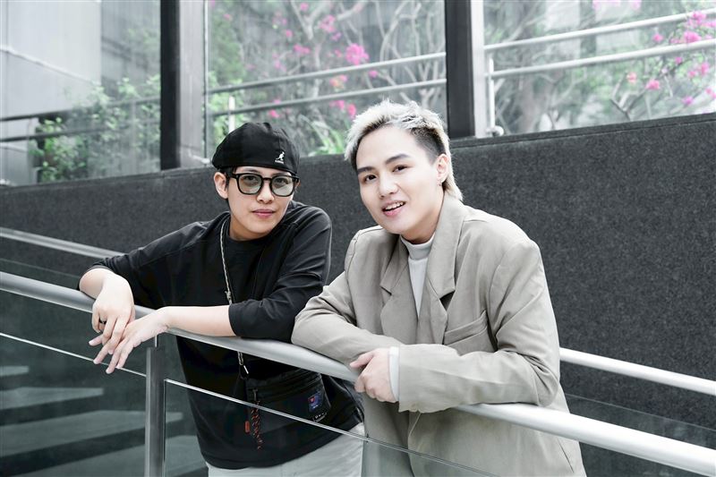 曾靜玟(左)與小芋(右)斜槓擔任街頭藝人,演出經驗豐富。(圖/記者趙于瑩攝影)