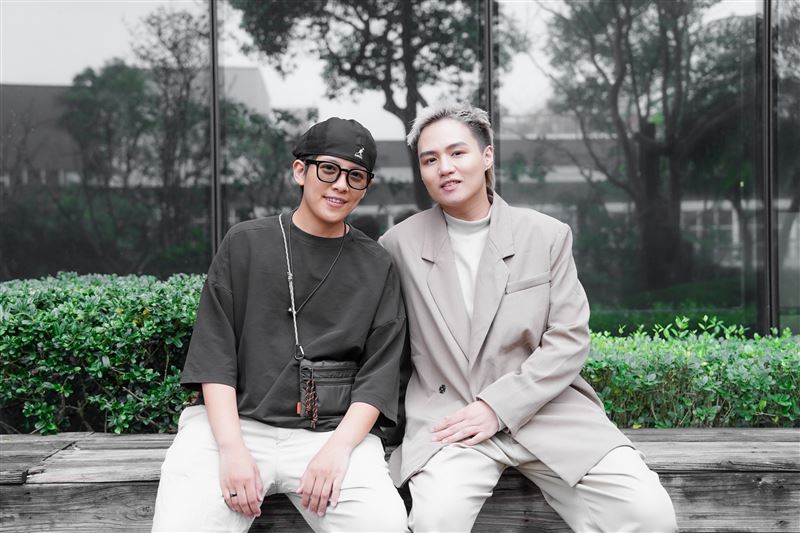 曾靜玟(左)、小芋(右)在音樂路上合作扶持。(圖/記者趙于瑩攝影)