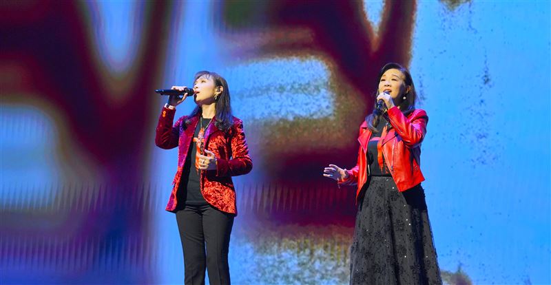 周子寒、胡藝芬（右）在馬來西亞蒙福教會獻唱民歌傳福音。（圖／藝起發光Ｘ蒙福教會）