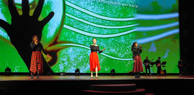 白家綺（中）領軍獻唱福音歌曲。（圖／藝起發光Ｘ蒙福教會）