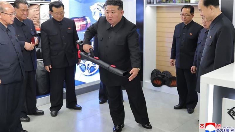 被女兒當眾「戳胸」 金正恩享受模樣遭曝