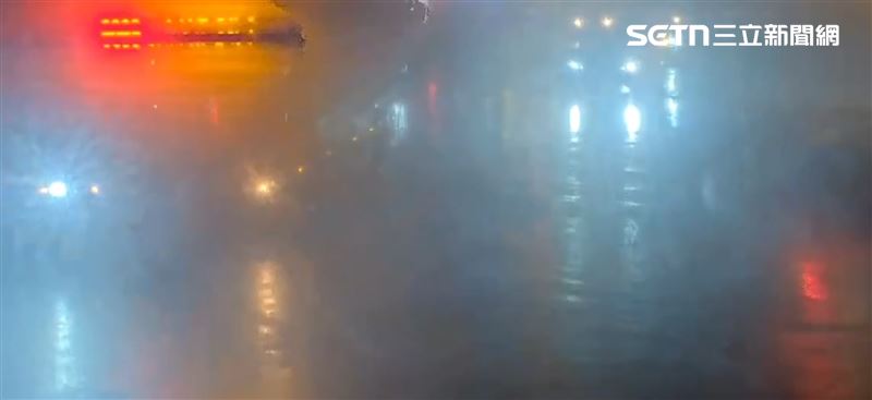 台北市松山區4日晚間發生一起驚險交通事故。（圖／翻攝畫面）