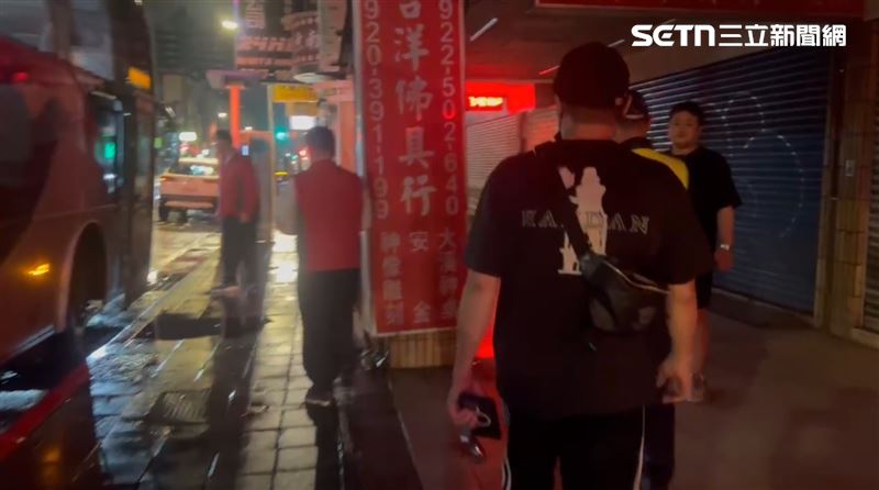 警消獲報後迅速將廖男送往台北醫學大學附設醫院搶救，目前已順利恢復心跳。（圖／翻攝畫面）