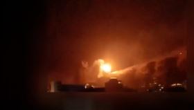 川普PO文表示，在針對伊朗首都德黑蘭的大規模攻擊中，許多伊朗軍方領導人遭到擊斃，並貼出爆炸畫面，但並未說明這次軍事行動發生的具體時間。（圖／翻攝自川普Truth Social）