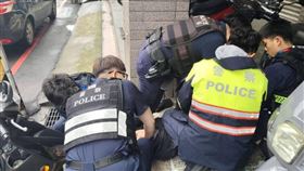 吳男飲酒後情緒不穩，手持西瓜刀上街揮舞，遭6警壓制逮捕送辦。（圖／翻攝畫面）