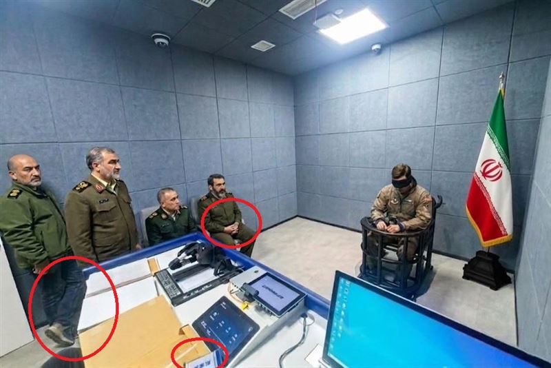 日遭伊朗媒體近日宣稱，3擊落的美軍F-15E戰機失蹤飛行員；然而，伴隨消息流出的「俘虜照」卻疑點重重，被抓包出現「三隻手」等明顯AI生成破綻，背景更驚現簡體中文標示（圖／翻攝自X平台 @balbir59sunpolis）