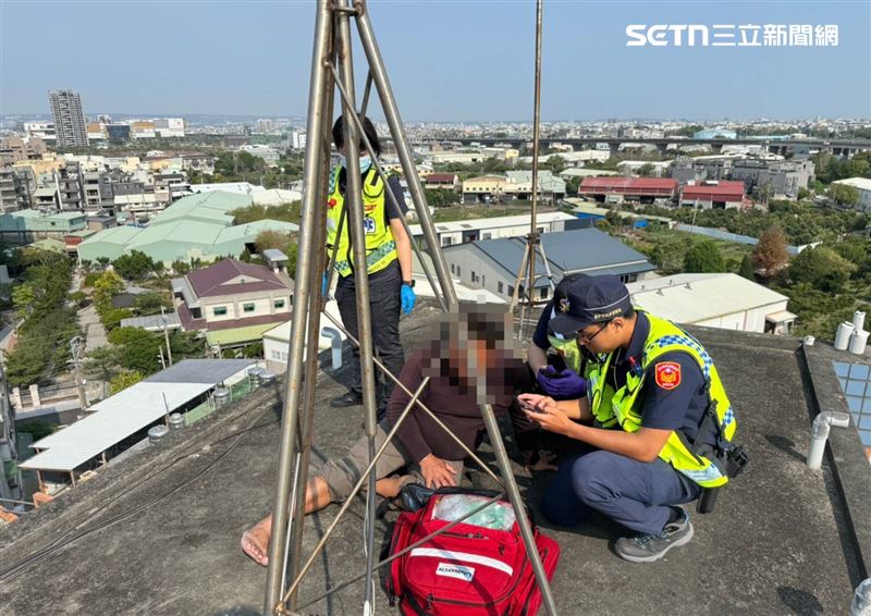 台中男洗水塔觸電,當場無生命跡象,幸好18歲學徒立刻CPR救援,在鬼門關前搶命。(圖/翻攝畫面)