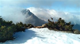 玉山昨晚至今晨下雪。（圖／氣象署提供）