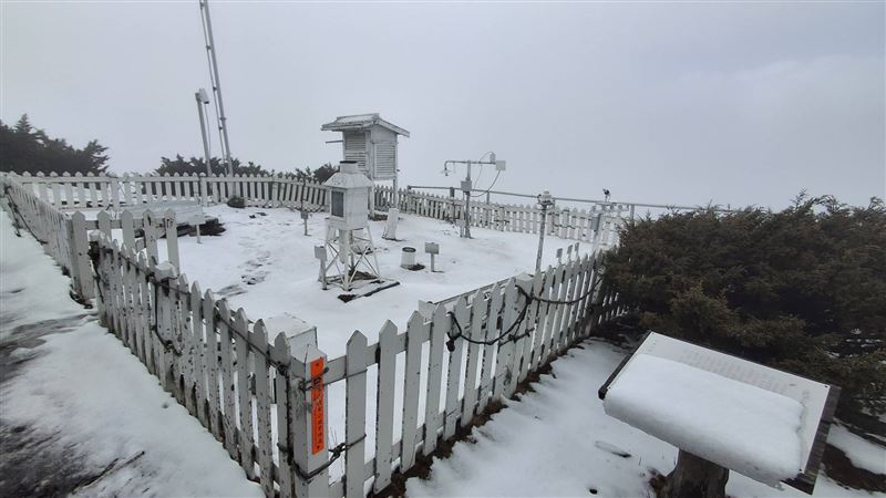 玉山昨晚至今晨下雪。(圖/氣象署提供)