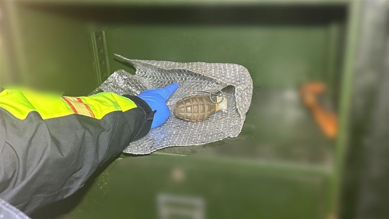 軍用木箱內發現1顆以泡泡紙包裹外觀疑似手榴彈的物品。（圖／翻攝畫面）