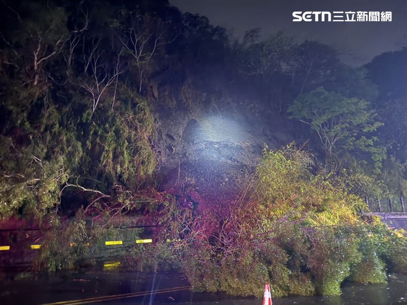 4日晚間9時許，台3線132公里南向水頭寮路段發生邊坡土石崩落。（圖／翻攝畫面）