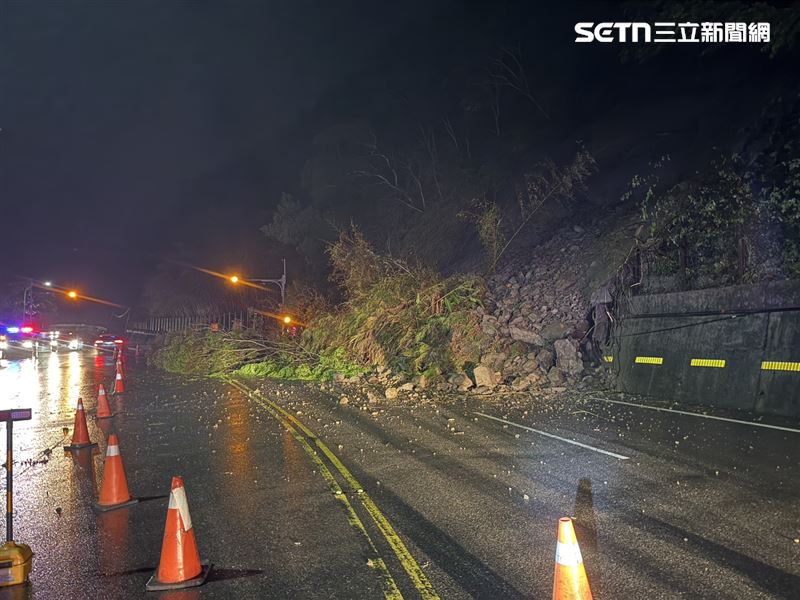大量土石伴隨樹叢傾瀉而下，占據台3線南向車道。（圖／翻攝畫面）