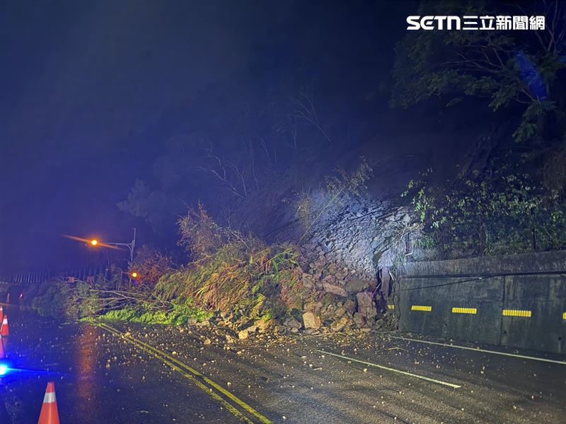 大量土石伴隨樹叢傾瀉而下，占據台3線南向車道。（圖／翻攝畫面）