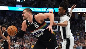 丹佛金塊隊明星中鋒約基奇（Nikola Jokic）全場狂砍40分、13助攻與8籃板。（圖／美聯社／達志影像）