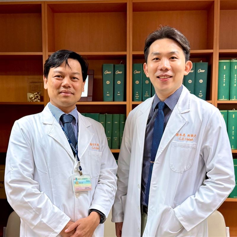 右為謝承恩醫師，左為謝佳訓教授。（圖／長庚醫院提供）