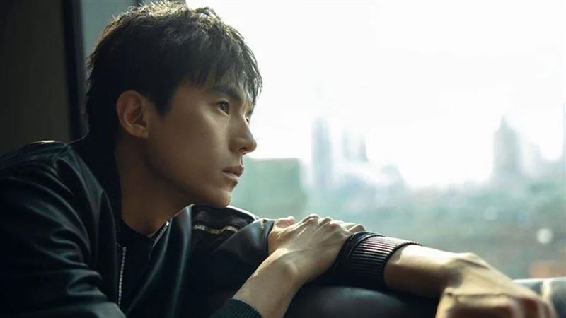 男星偷吃小三也就算了 開房間竟帶著女兒