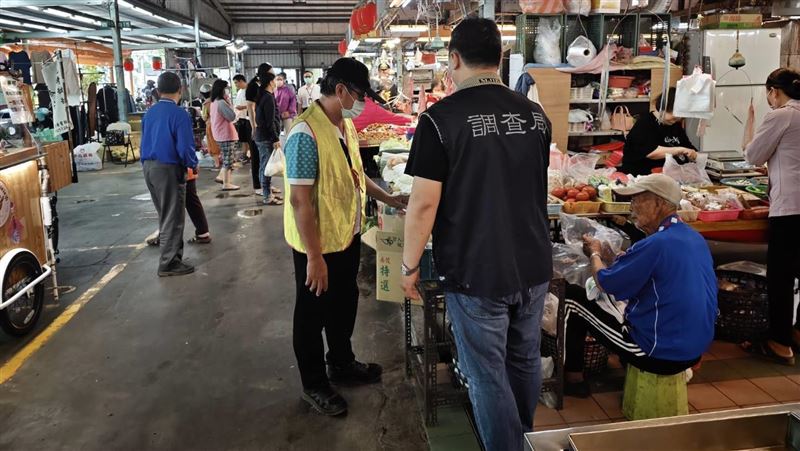 橋檢率警方、調查局深入到市場調查是否有不肖人士趁機哄抬塑膠袋價格。(圖/橋檢提供)