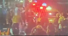 韓男不爽被水潑到，將裝有空酒瓶之回收籃砸向張女，遭警方依法送辦。（圖／翻攝畫面）