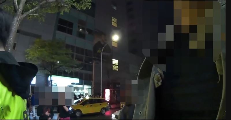 韓男不爽被水潑到,將裝有空酒瓶之回收籃砸向張女,遭警方依法送辦。(圖/翻攝畫面)