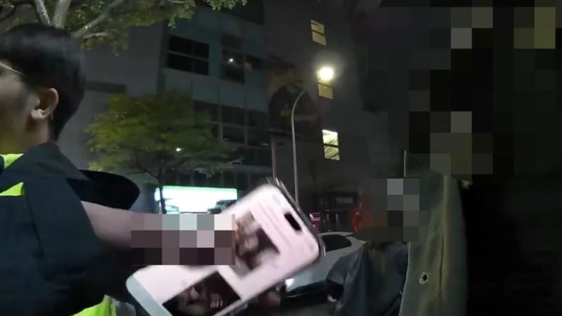 韓男不爽被水潑到,將裝有空酒瓶之回收籃砸向張女,遭警方依法送辦。(圖/翻攝畫面)