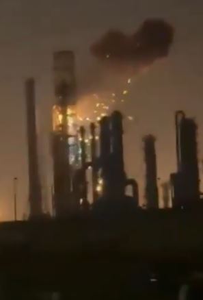 伊朗無人機襲科威特，重創首都石油設施與政府大樓。（圖／翻攝自X平台）