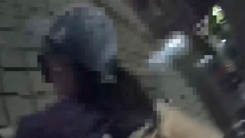 陳女被警方壓制逮捕。(圖/翻攝畫面)