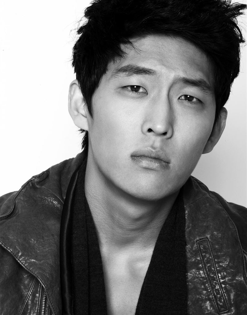 高俊曾憑《熱血司祭》的角色，奪下SBS演技大賞最佳男配角獎。（圖／翻攝自고준臉書）