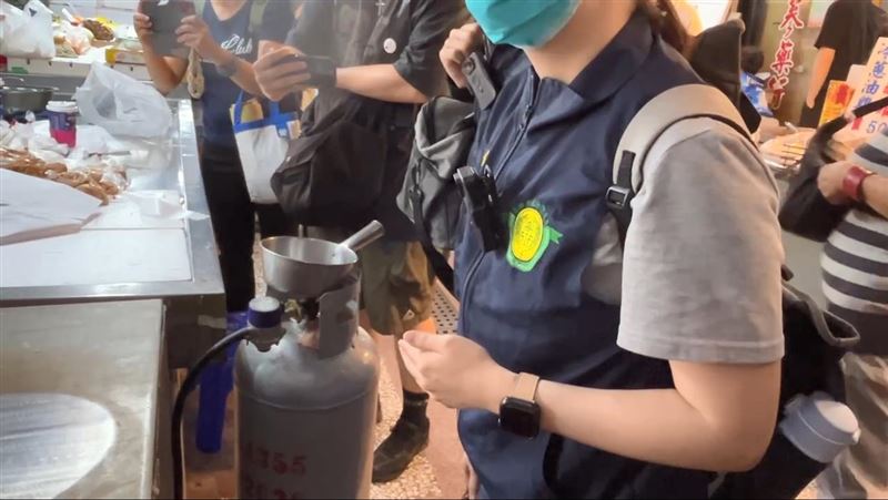 高雄市苓雅區正義市場40年春捲老店爆集體食物中毒案，受害人數累計達140人。（圖／翻攝畫面）