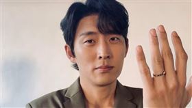 曾演出《熱血司祭》、《家母螳螂》的韓星高俊（고준）升格人夫。（圖／翻攝自고준臉書）