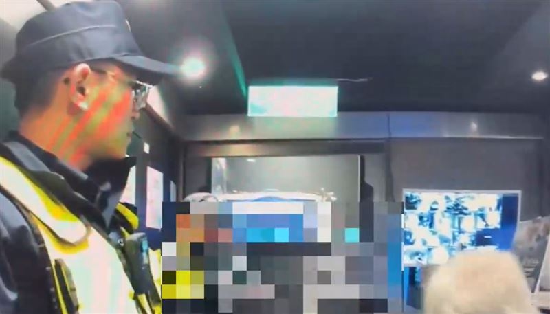 丁婦走失後棲身網咖2周，被臨檢的員警發現帶回，與家人團聚。（圖／翻攝畫面）