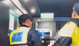 丁婦走失後棲身網咖2周，被臨檢的員警發現帶回，與家人團聚。（圖／翻攝畫面）