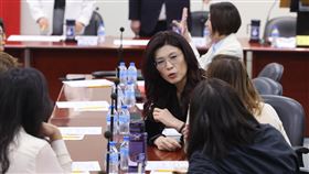 鄭麗文主持國民黨中常會（3）國民黨中常會18日下午在中央黨部舉行，國民黨主席鄭麗文（中）會前與各中常委交流意見。中央社記者趙世勳攝　115年3月18日