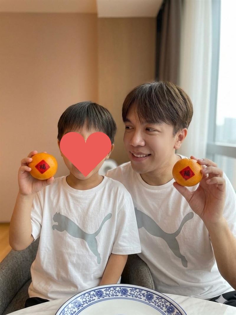 許志豪突然PO出與孩子合照。(圖/翻攝自許志豪臉書)